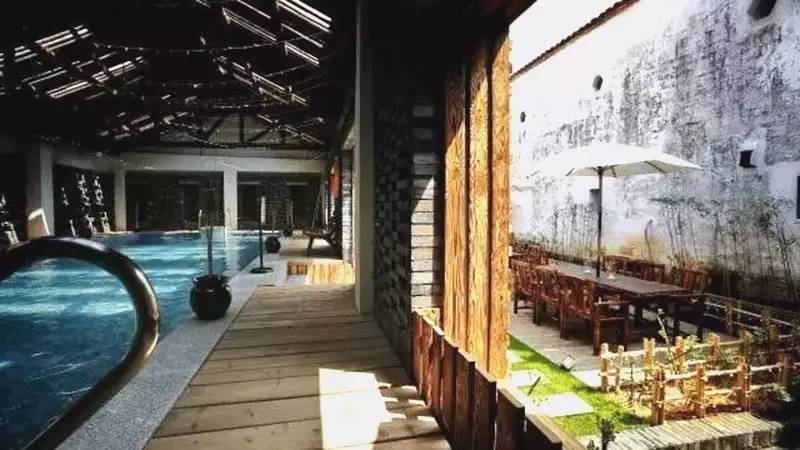 昱棧民宿，百年老宅里的星空泳池