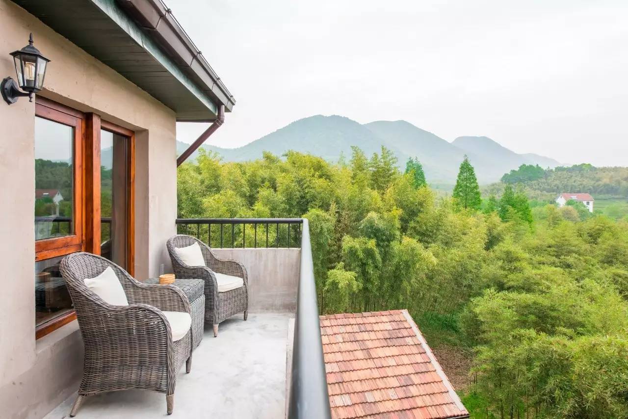 游子山居，推窗見(jiàn)山低頭有水