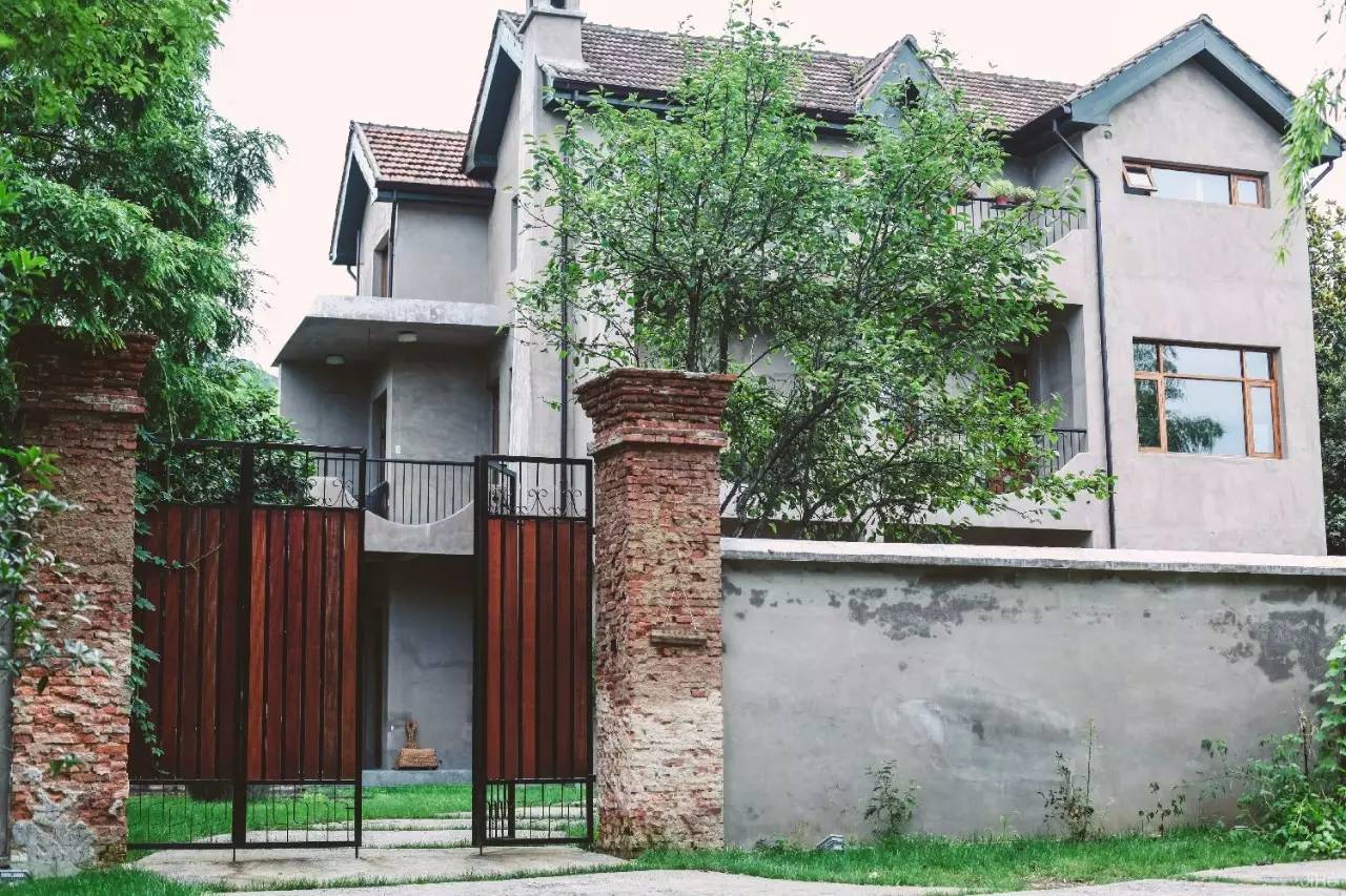 游子山居，推窗見(jiàn)山低頭有水