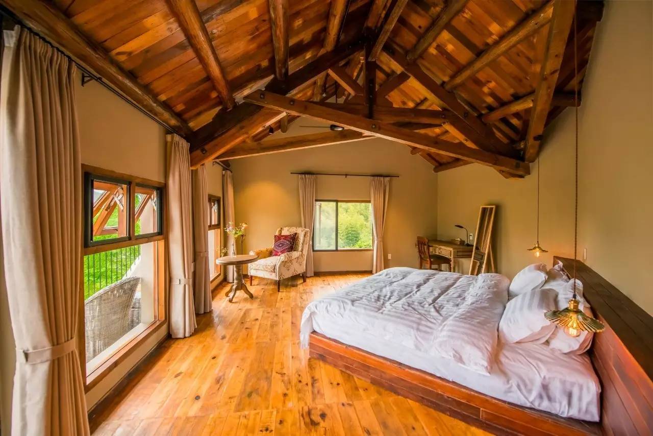 游子山居，推窗見(jiàn)山低頭有水