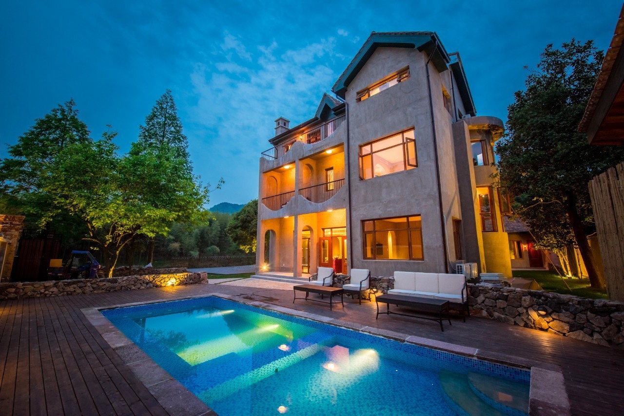 游子山居，推窗見(jiàn)山低頭有水