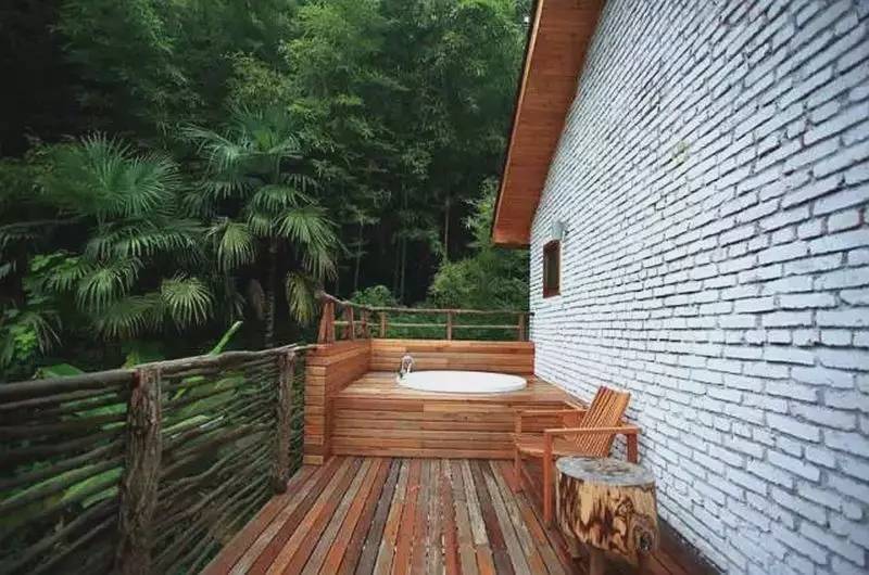 秘境民宿，倒影空寂山谷的一輪明鏡