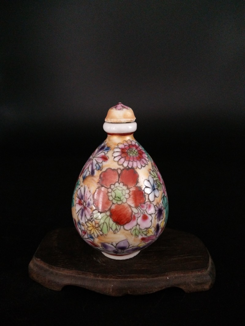 造型獨(dú)特的手繪牡丹菊花圖鼻煙壺