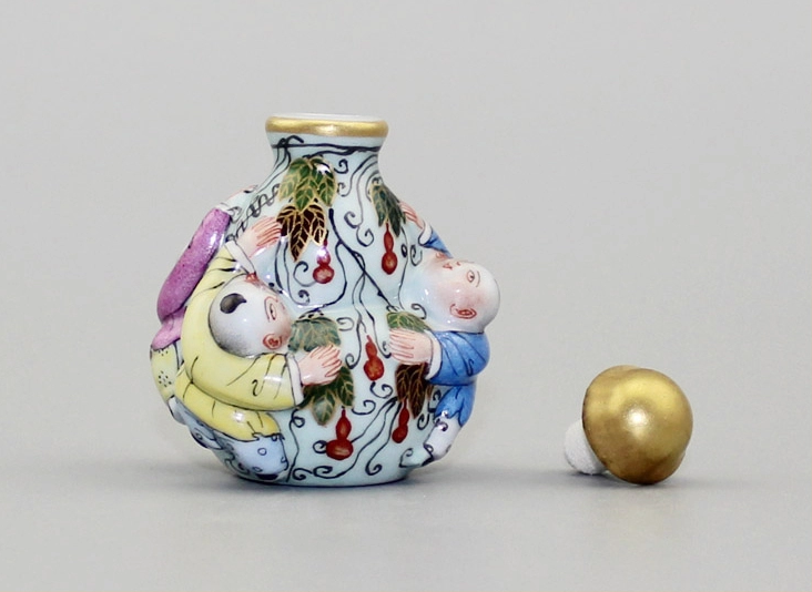 手工描金粉彩萬(wàn)子千孫陶瓷鼻煙壺