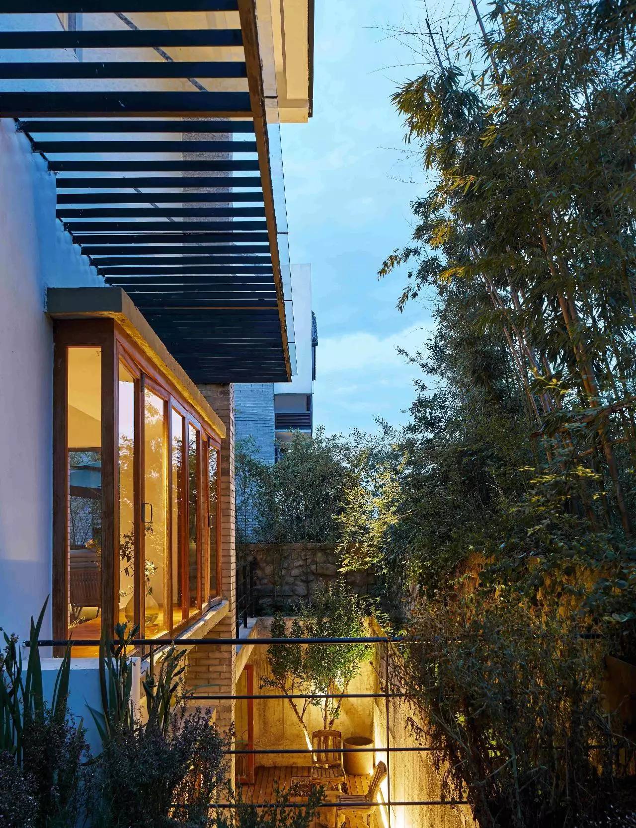 大理浥塵客舍，在山水間觀洱海日出望蒼山之巔