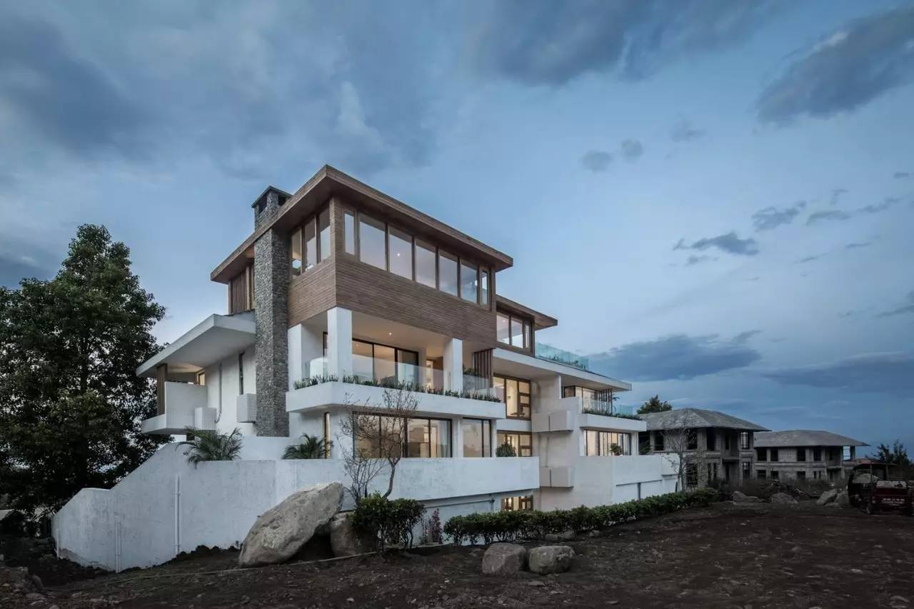 大理既下山，天光云影共徘徊