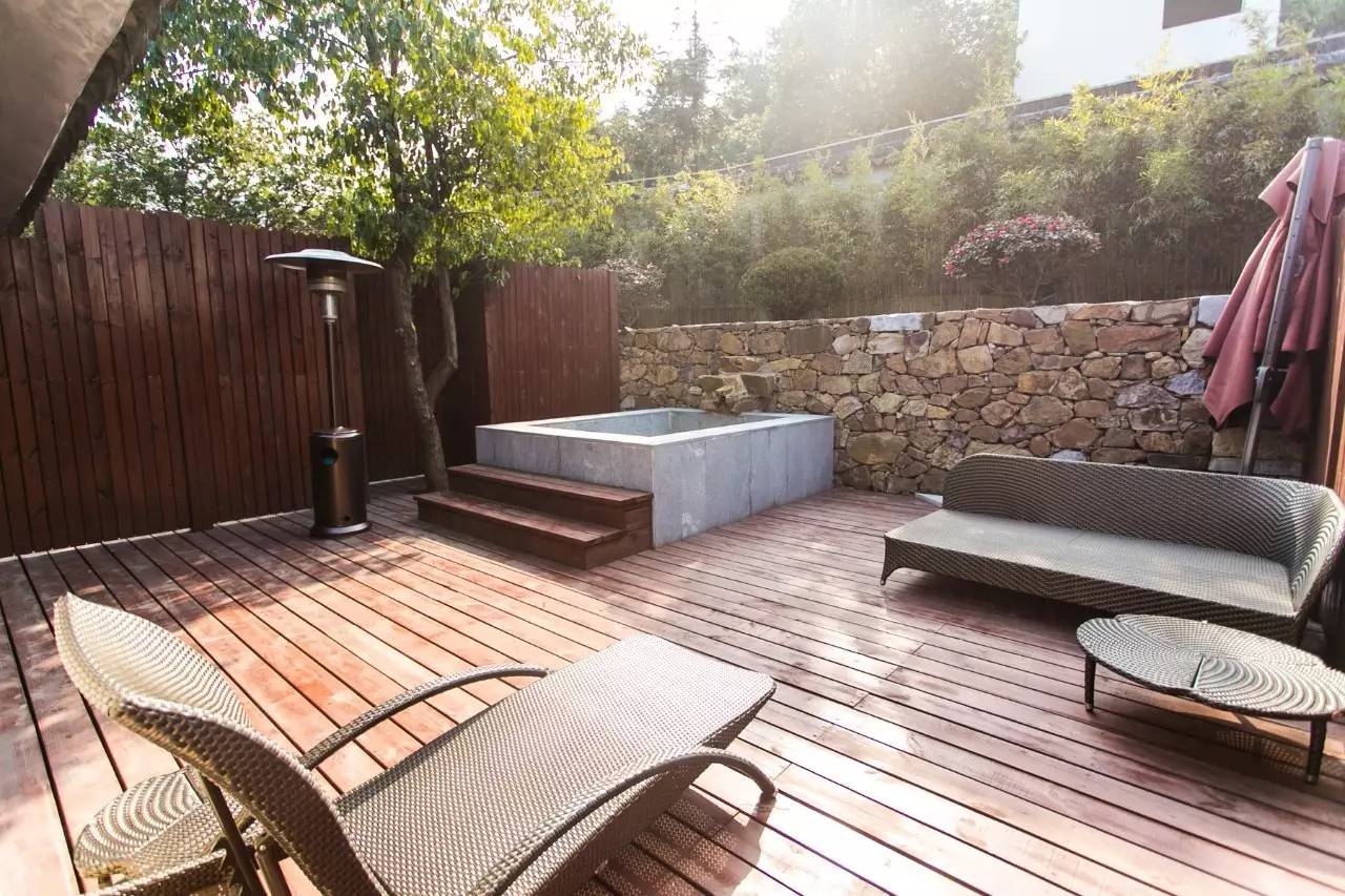 縹緲軒民宿，縹緲峰下伴山林美景泡一池私湯