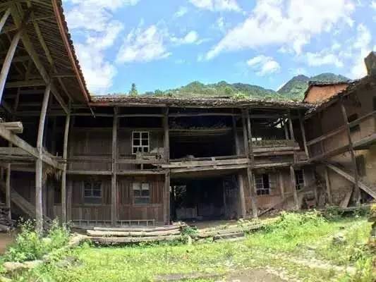 如隱·小佐居，半入溪水半入云