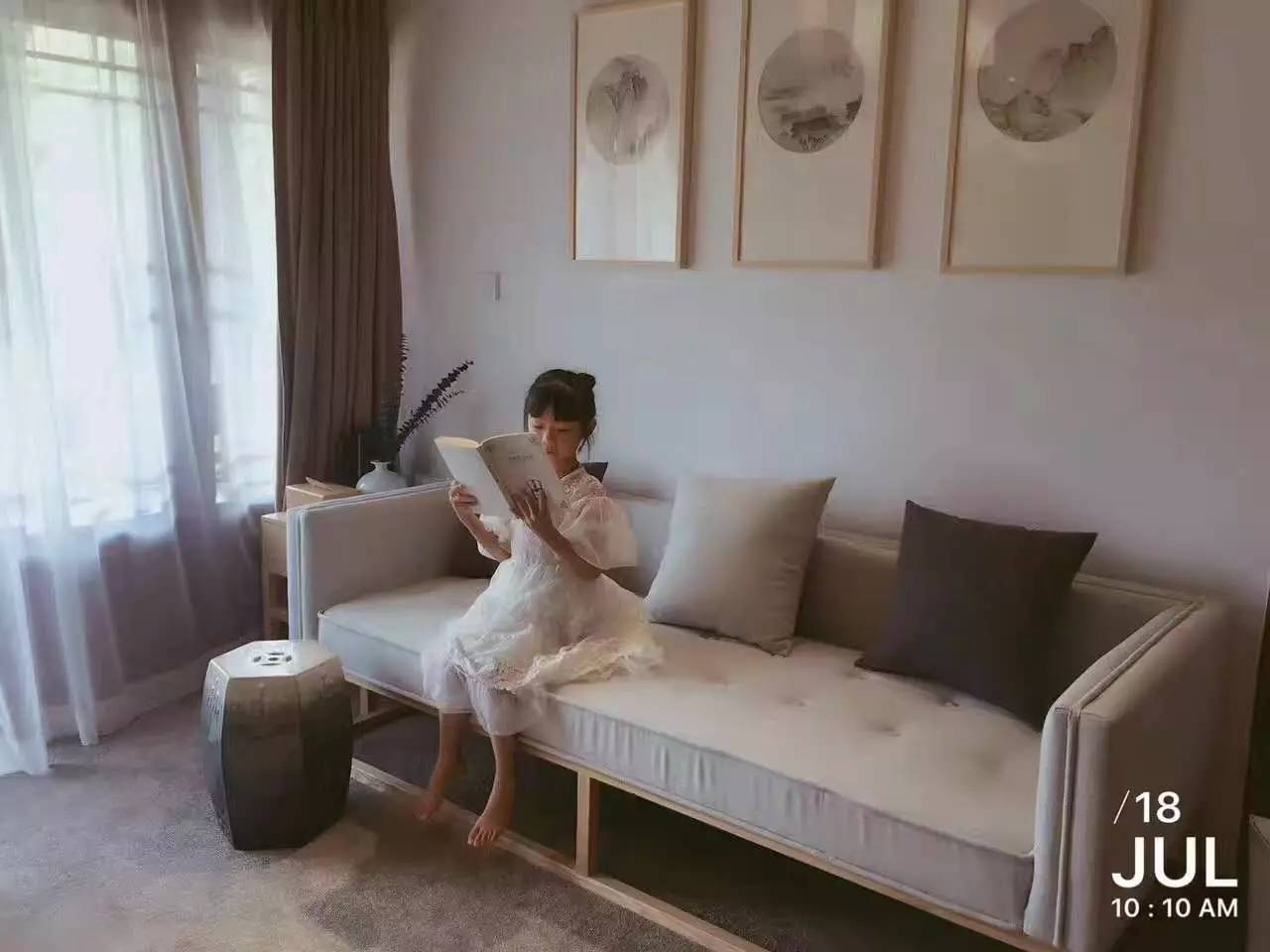 如隱·小佐居，半入溪水半入云