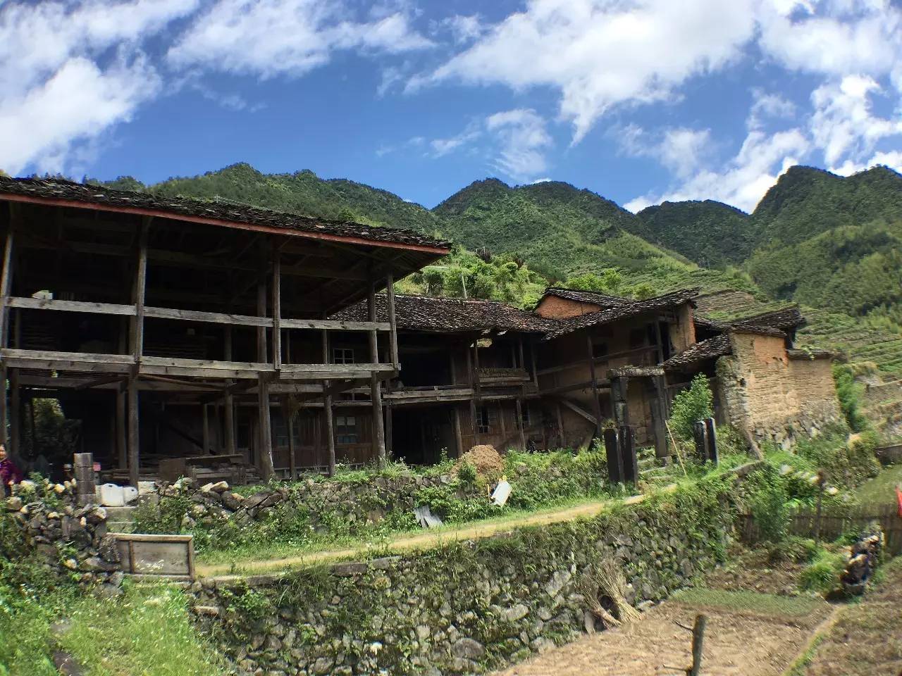 如隱·小佐居，半入溪水半入云