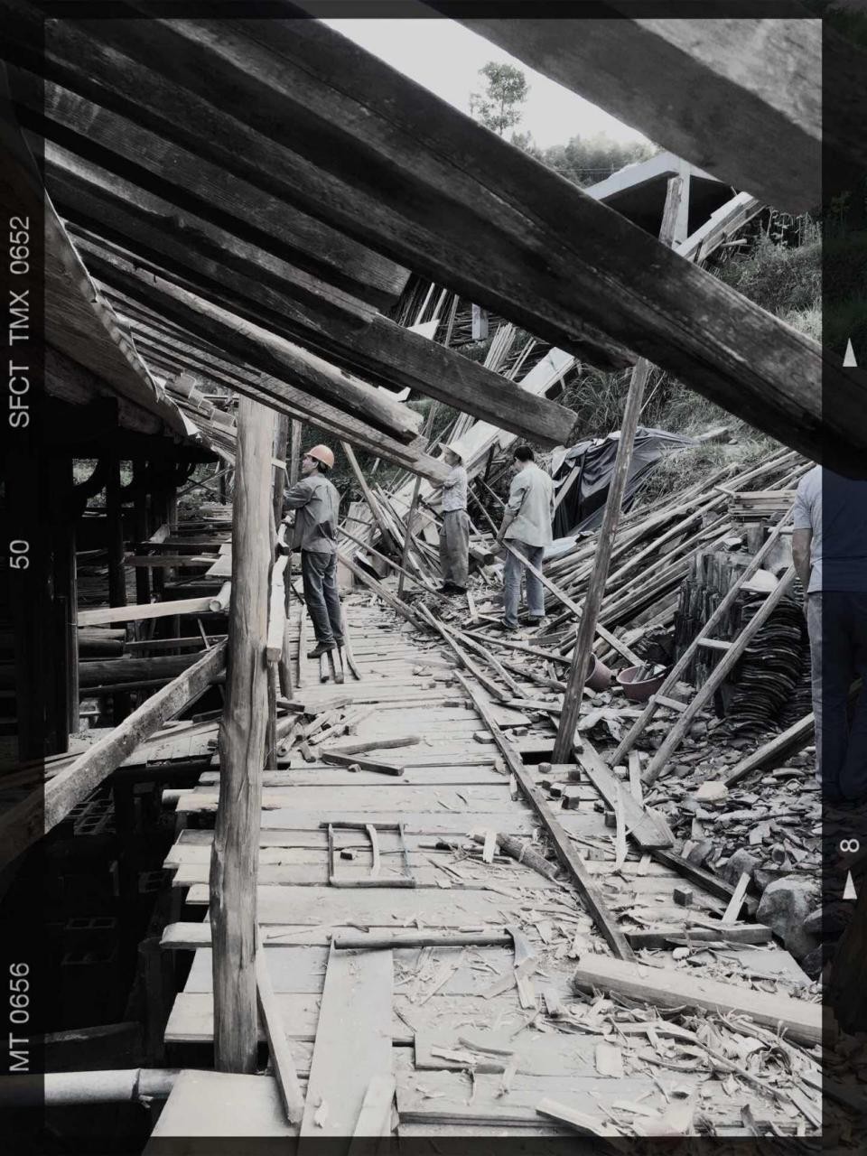 如隱·小佐居，半入溪水半入云