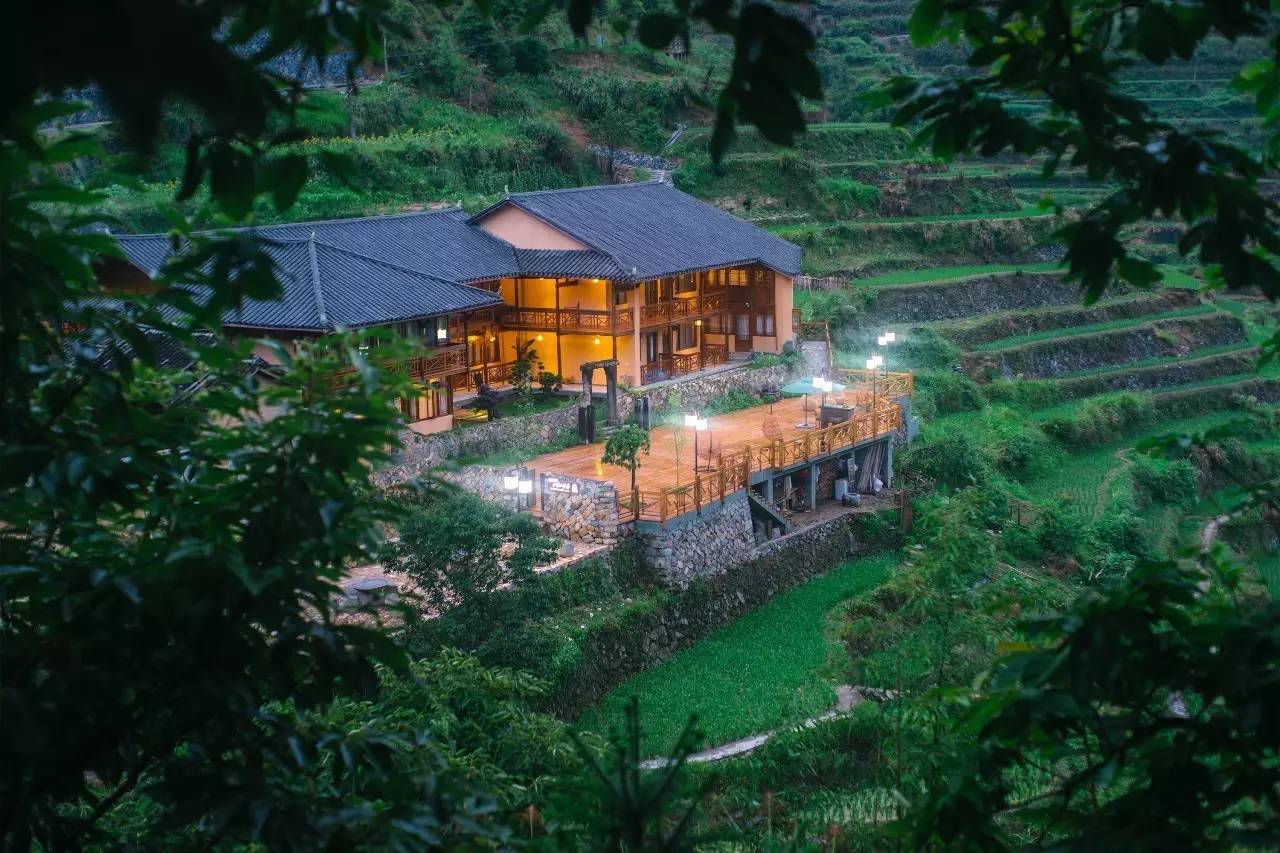 如隱·小佐居，半入溪水半入云