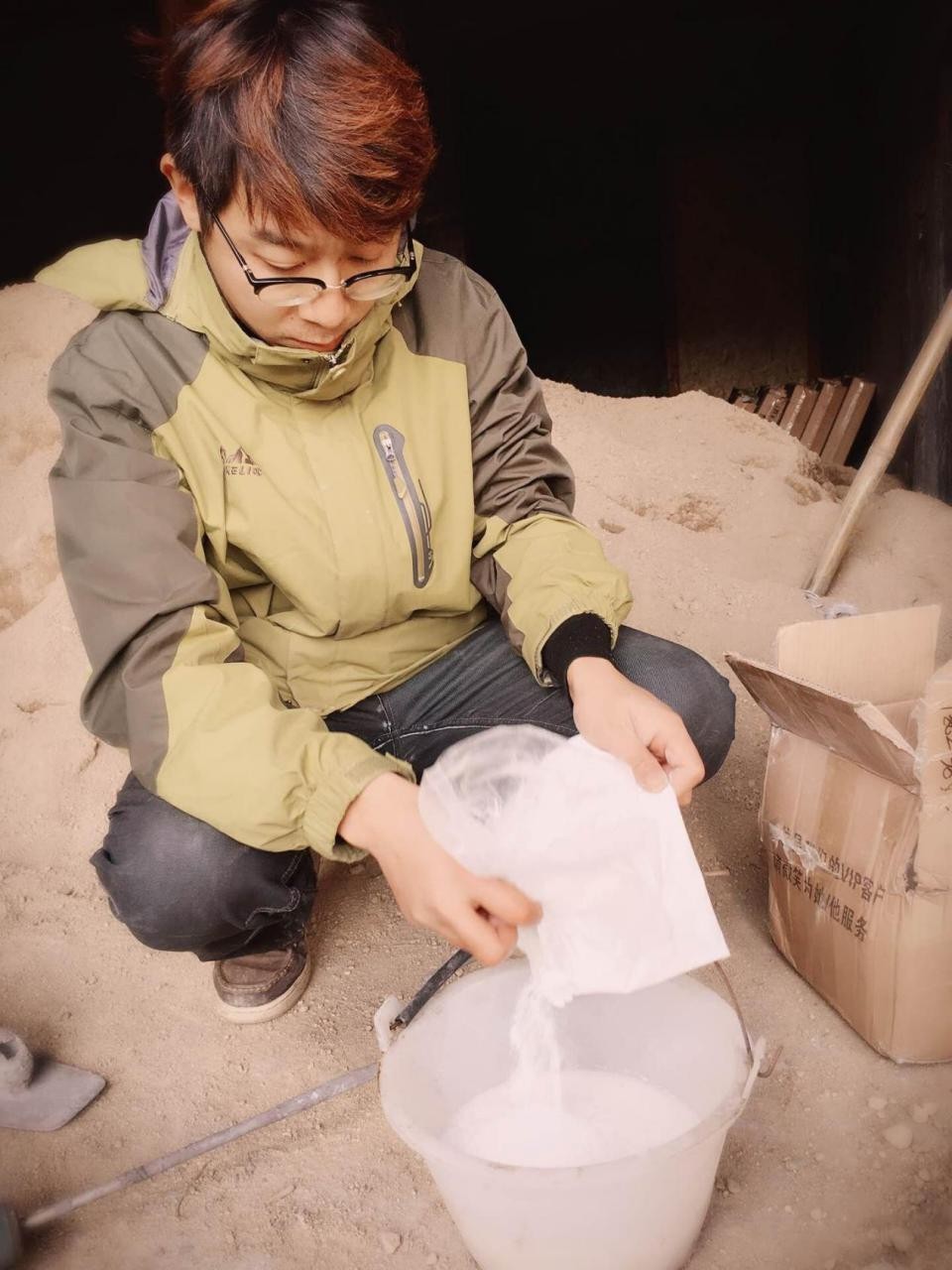 如隱·小佐居，半入溪水半入云