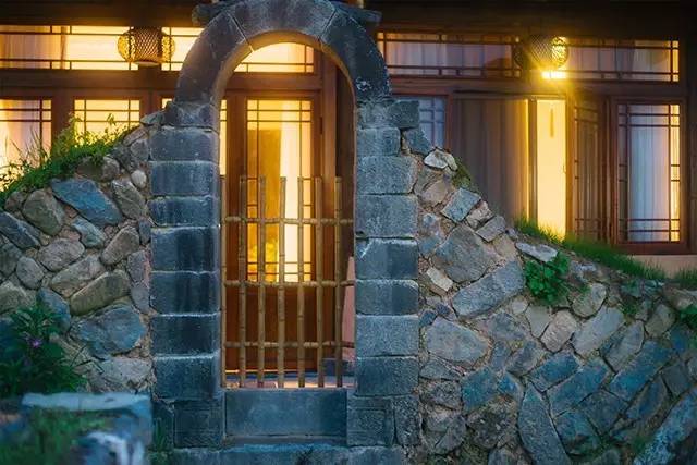 如隱·小佐居，半入溪水半入云