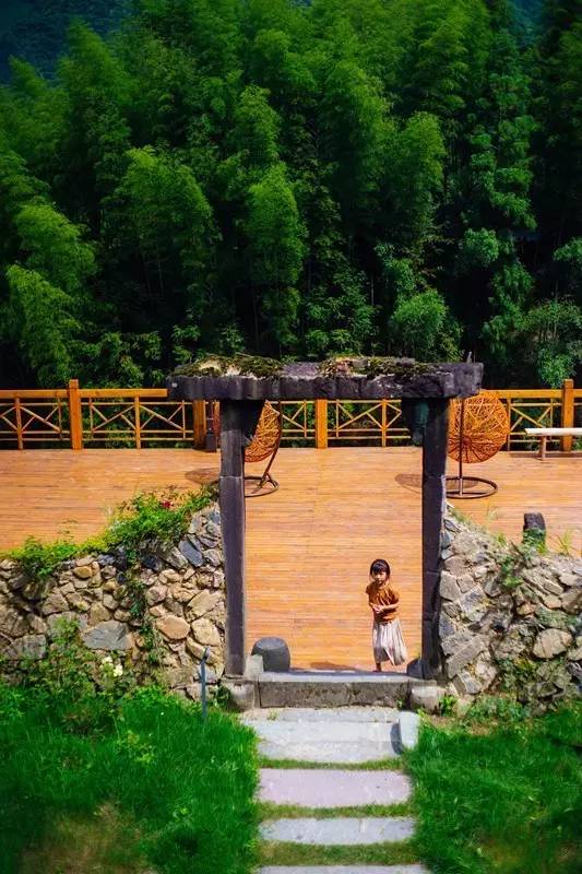 如隱·小佐居，半入溪水半入云