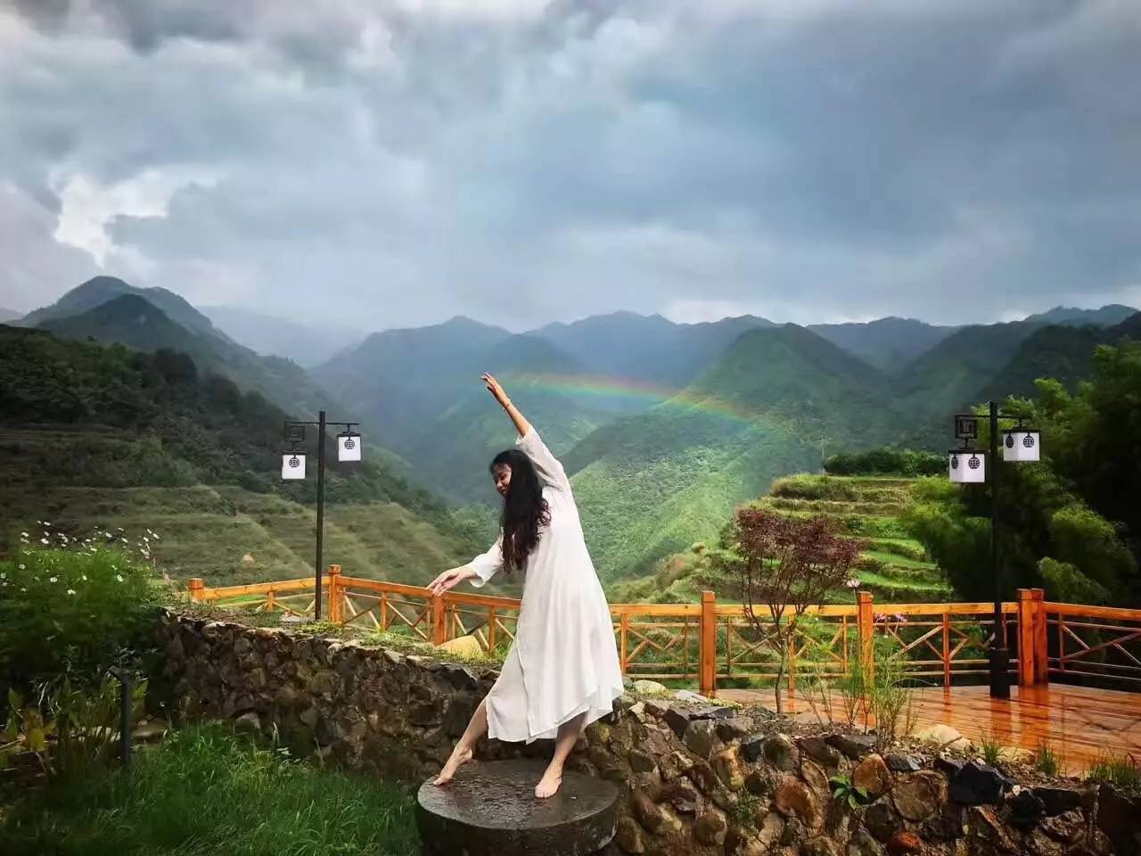 如隱·小佐居，半入溪水半入云