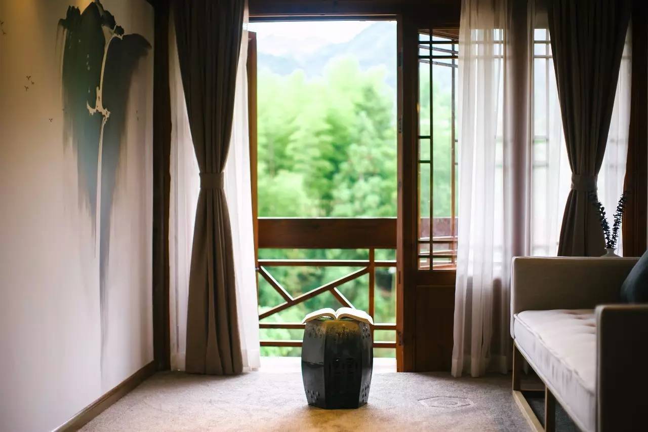 如隱·小佐居，半入溪水半入云