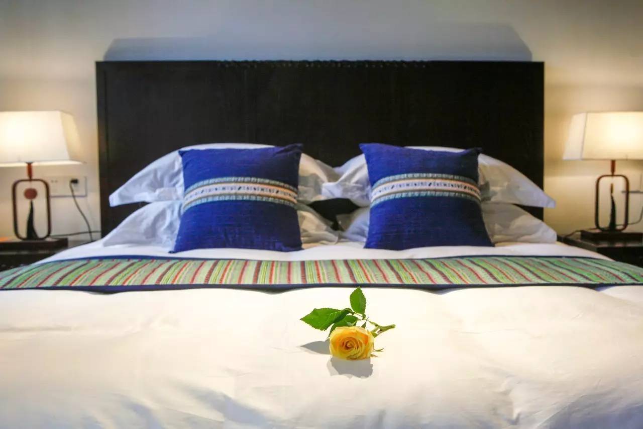 如隱·小佐居，半入溪水半入云