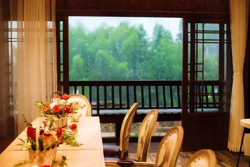 如隱·小佐居，半入溪水半入云