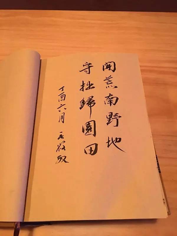 如隱·小佐居，半入溪水半入云