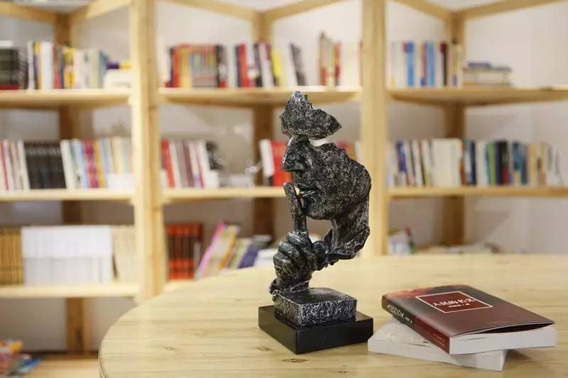 如隱·小佐居，半入溪水半入云