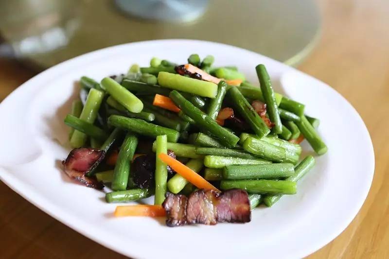 如隱·小佐居，半入溪水半入云