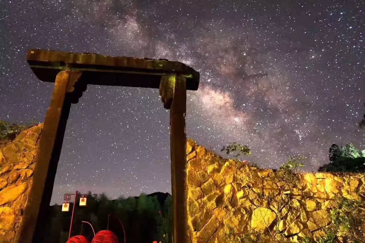 如隱·小佐居，半入溪水半入云