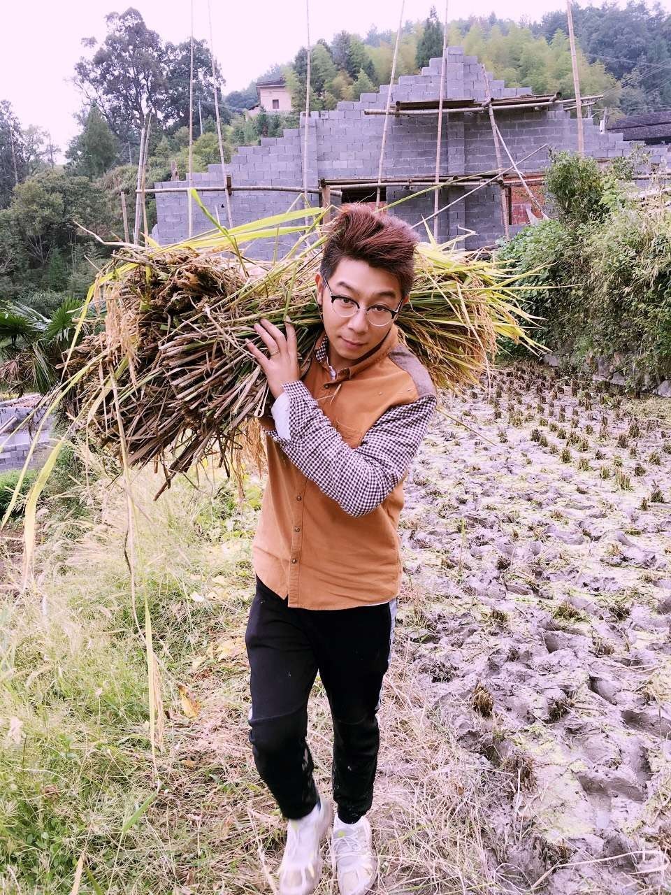 如隱·小佐居，半入溪水半入云