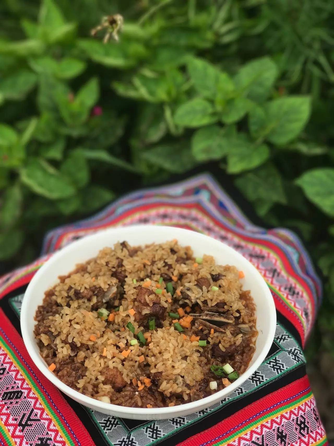 如隱·小佐居，半入溪水半入云