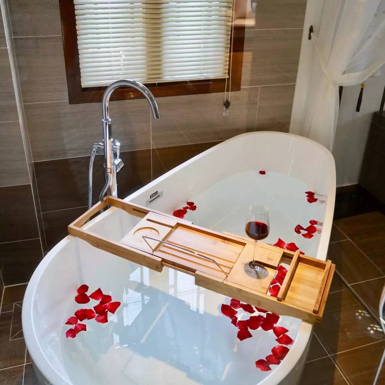 如隱·小佐居，半入溪水半入云