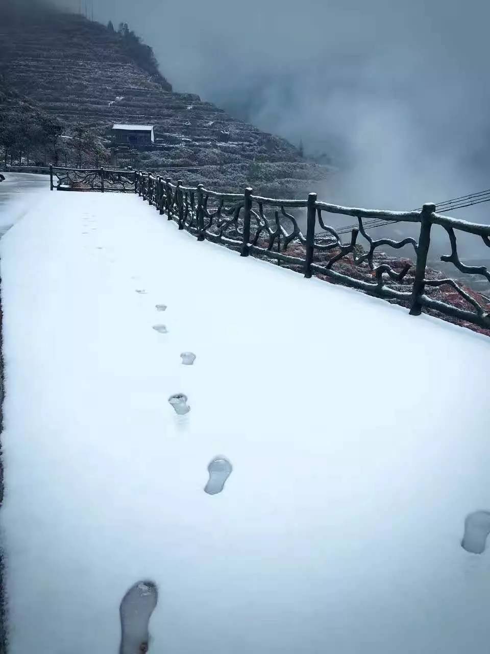 如隱·小佐居，半入溪水半入云