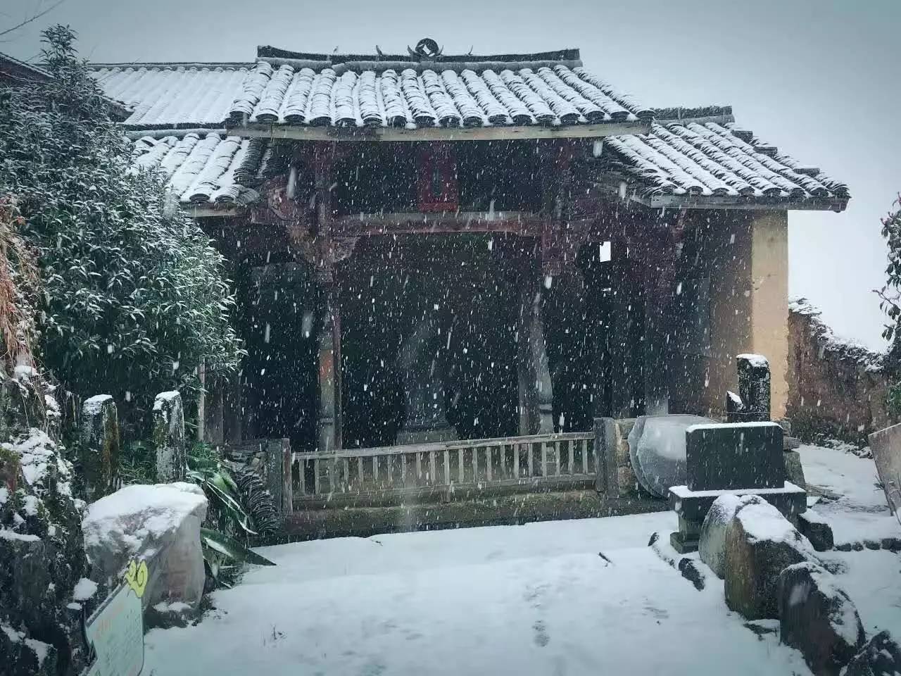 如隱·小佐居，半入溪水半入云