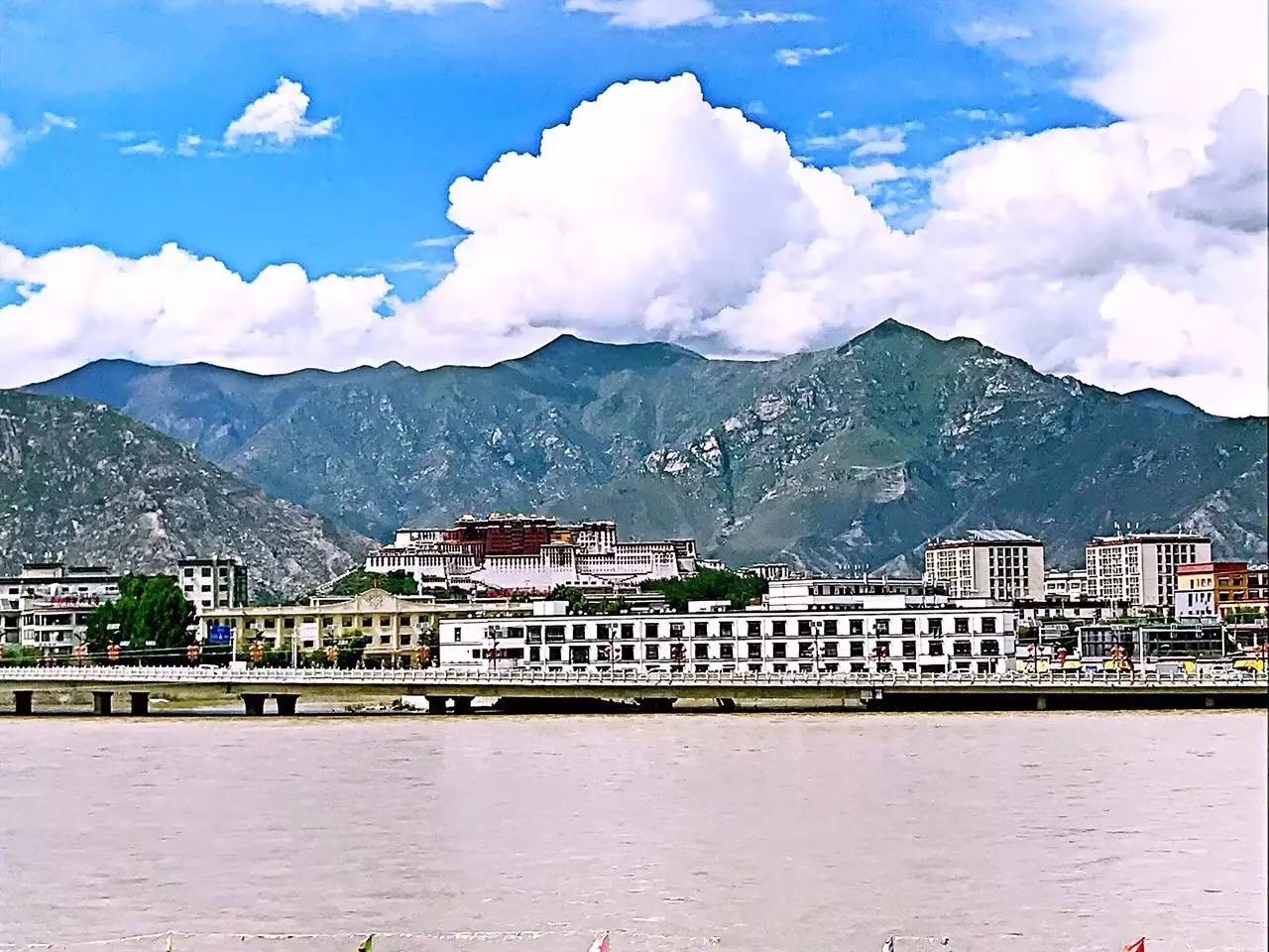 拉薩香格里拉酒店，睡在世界屋脊之上