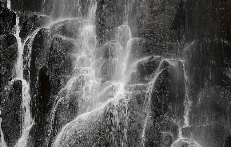 棲霞山居，溪流環(huán)繞在古村落捕魚看霞光