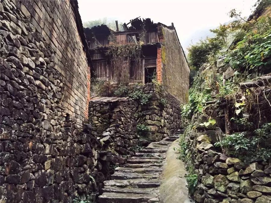 棲霞山居，溪流環(huán)繞在古村落捕魚看霞光