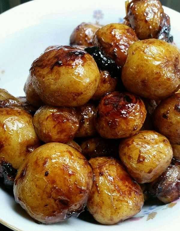 棲霞山居，溪流環(huán)繞在古村落捕魚看霞光