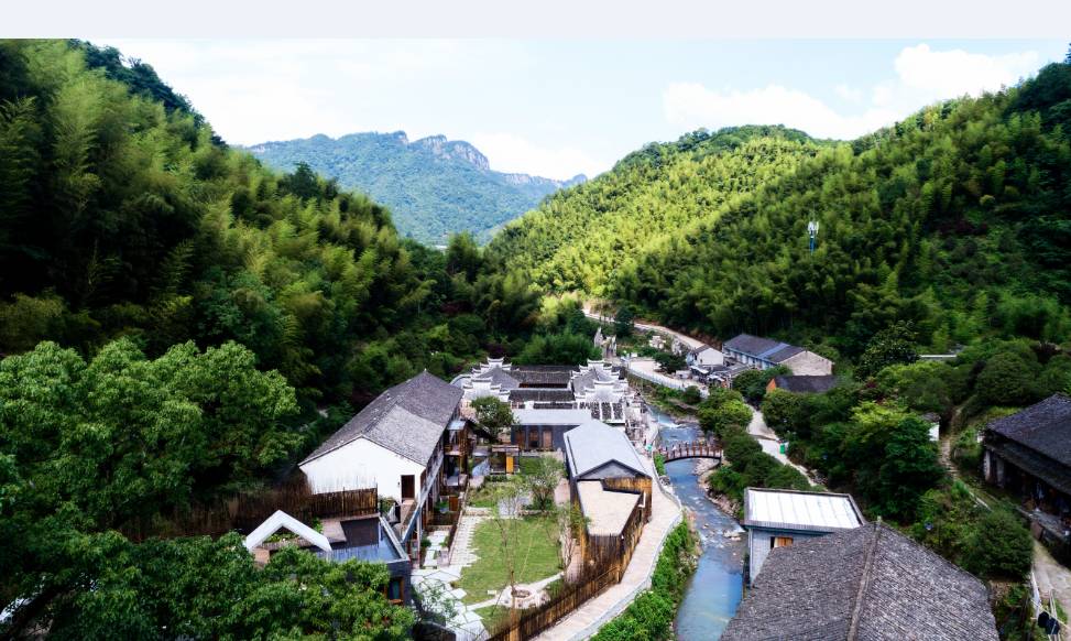 棲霞山居，溪流環(huán)繞在古村落捕魚看霞光