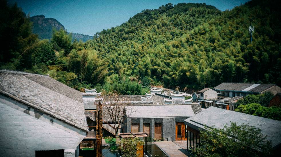 棲霞山居，溪流環(huán)繞在古村落捕魚看霞光