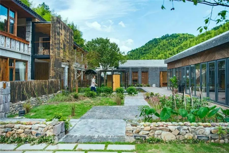 棲霞山居，溪流環(huán)繞在古村落捕魚看霞光