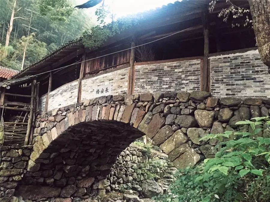 棲霞山居，溪流環(huán)繞在古村落捕魚看霞光