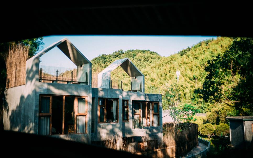 棲霞山居，溪流環(huán)繞在古村落捕魚看霞光