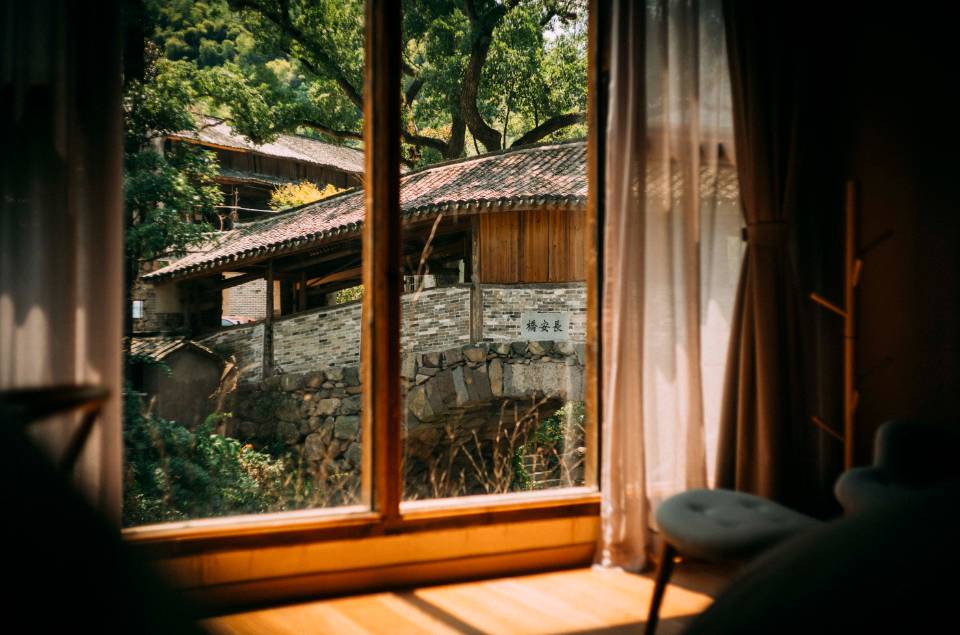 棲霞山居，溪流環(huán)繞在古村落捕魚看霞光