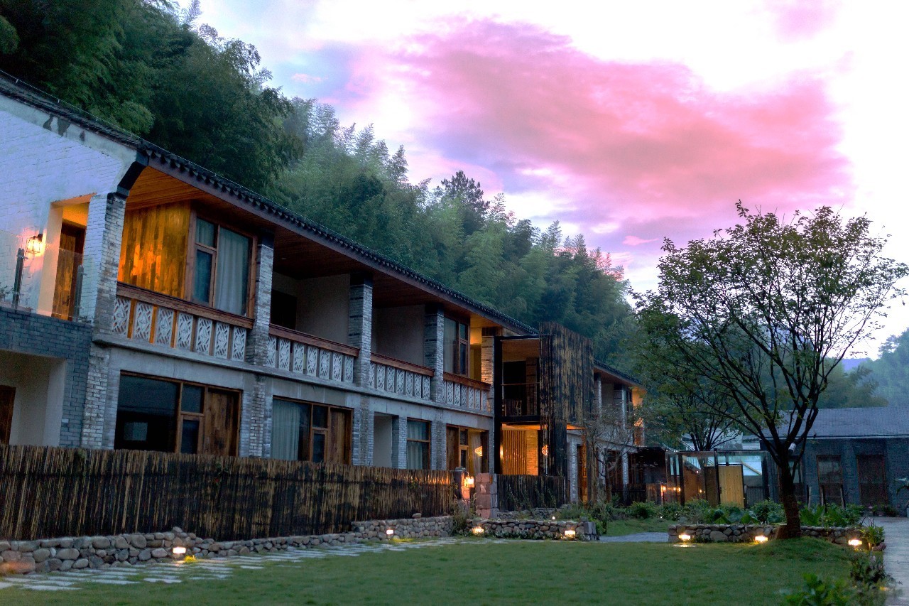 棲霞山居，溪流環(huán)繞在古村落捕魚看霞光