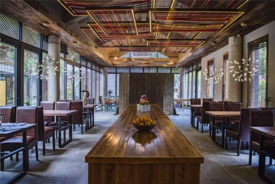 棲霞山居，溪流環(huán)繞在古村落捕魚看霞光