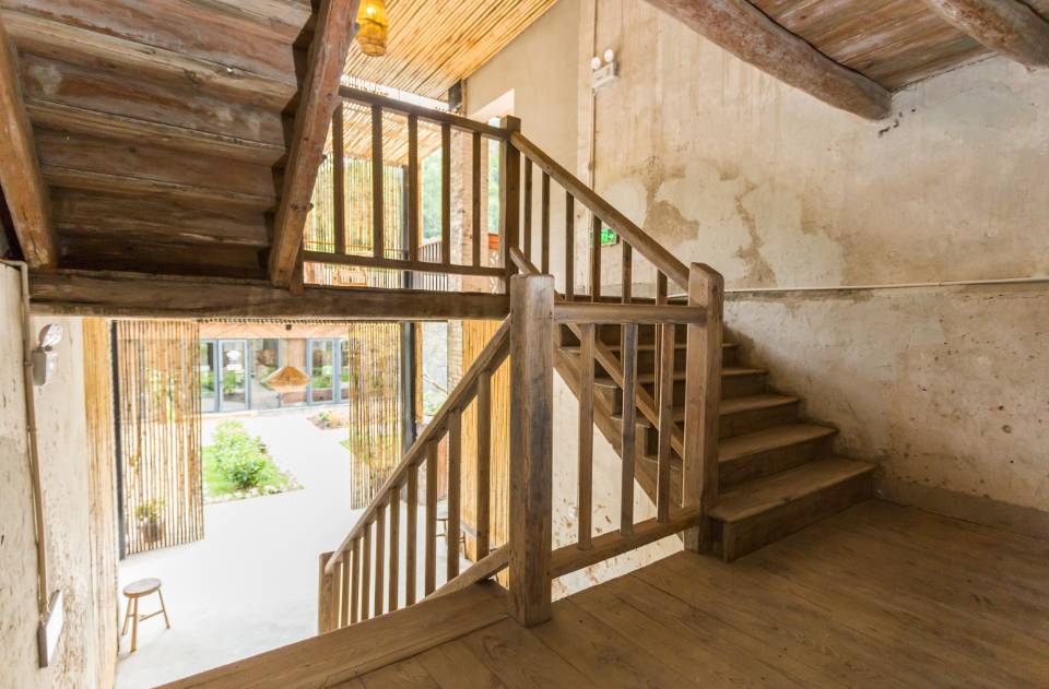 棲霞山居，溪流環(huán)繞在古村落捕魚看霞光