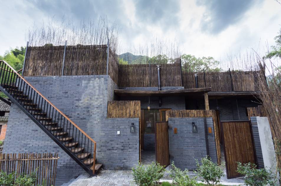 棲霞山居，溪流環(huán)繞在古村落捕魚看霞光