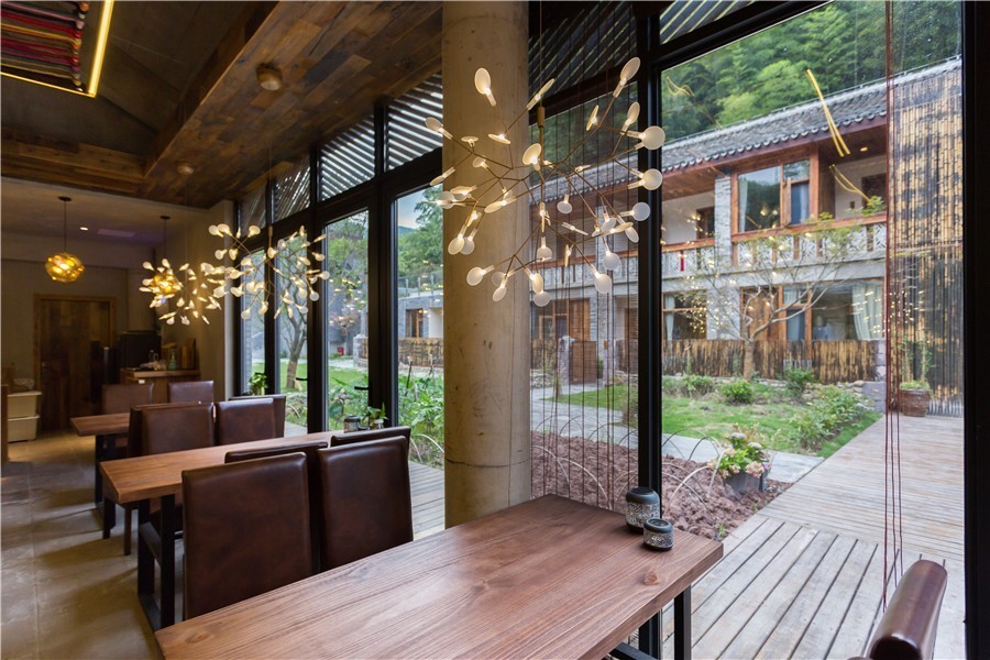 棲霞山居，溪流環(huán)繞在古村落捕魚看霞光