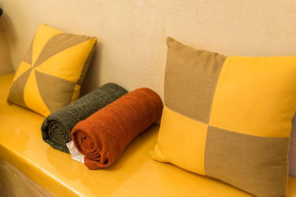 棲霞山居，溪流環(huán)繞在古村落捕魚看霞光