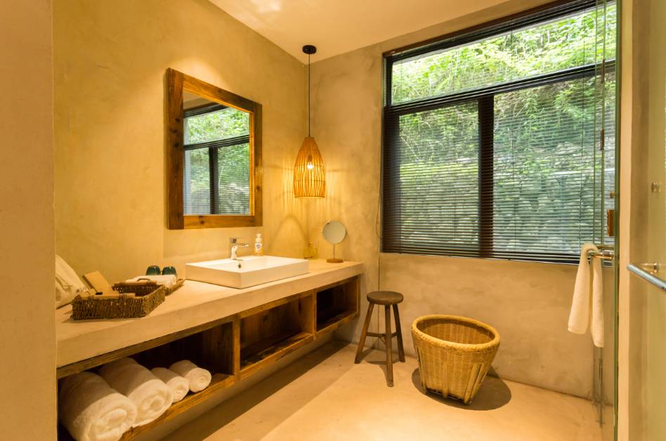 棲霞山居，溪流環(huán)繞在古村落捕魚看霞光