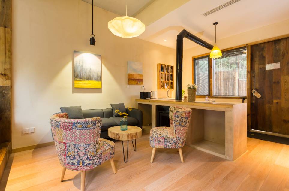 棲霞山居，溪流環(huán)繞在古村落捕魚看霞光